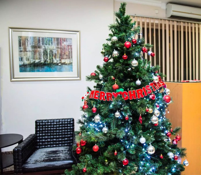 Where to start decorating a christmas tree