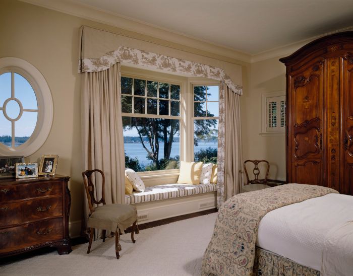 How to decorate bay window in bedroom